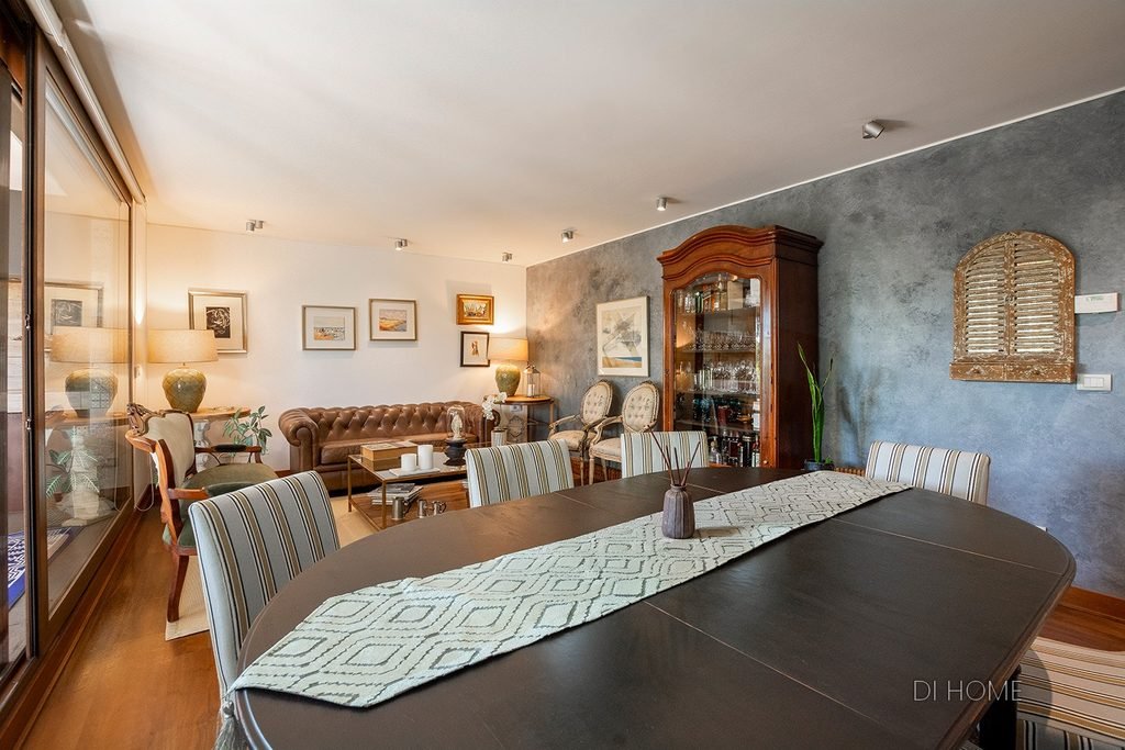 Exclusivo dúplex con accesos independientes y jardines propios