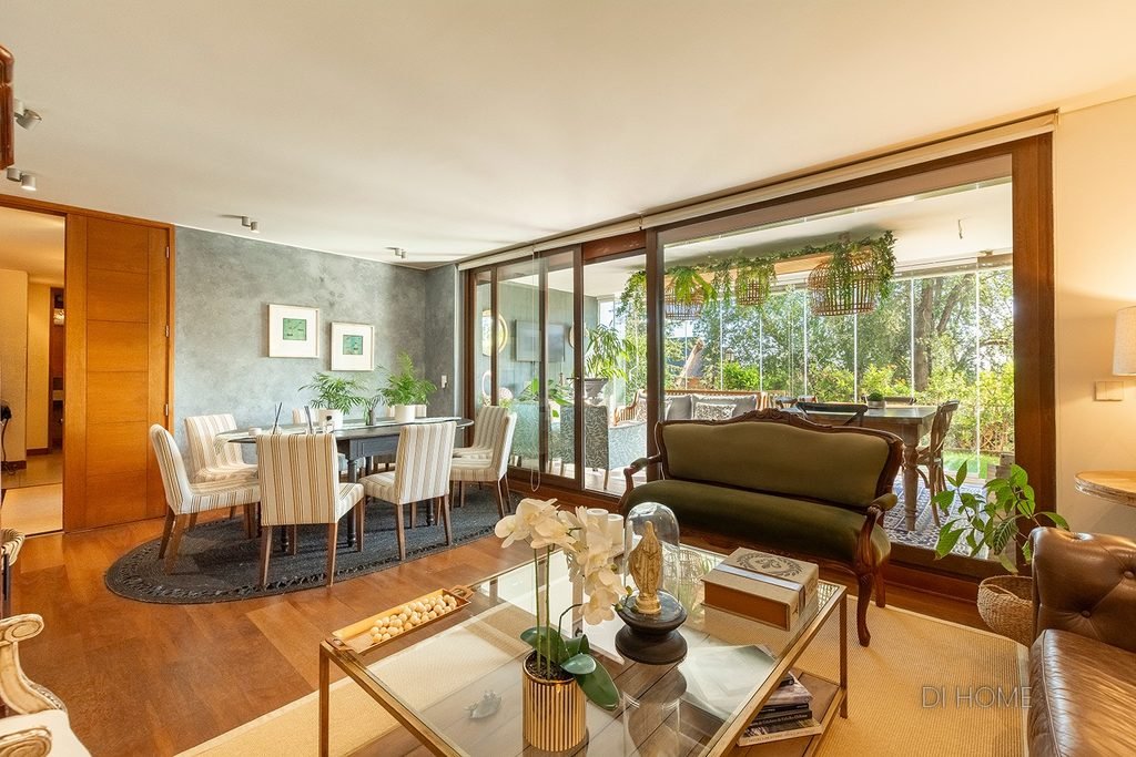 Exclusivo dúplex con accesos independientes y jardines propios