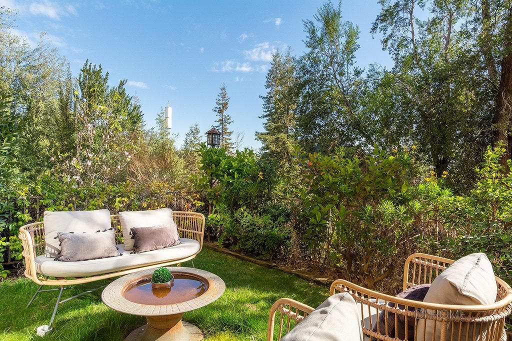 Exclusivo dúplex con accesos independientes y jardines propios