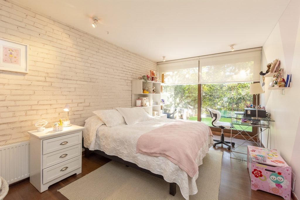 Exclusivo dúplex con accesos independientes y jardines propios