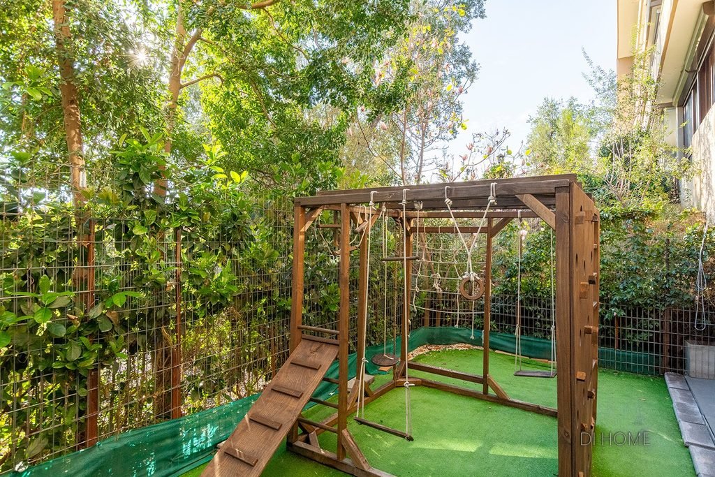 Exclusivo dúplex con accesos independientes y jardines propios