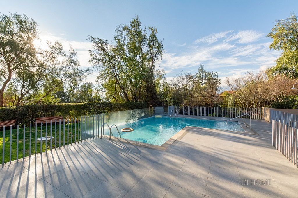 Exclusivo dúplex con accesos independientes y jardines propios